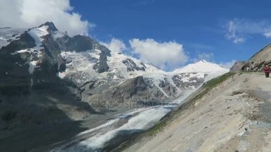  Grossglockner dağ bölgesinde Gramsgrubenweg yol boyunca yürüyüş uzun yürüyüşe çıkan kimse.