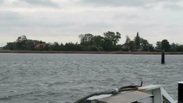 Bilfärja på Wittow village på Östersjön isle Rügen — Stockvideo