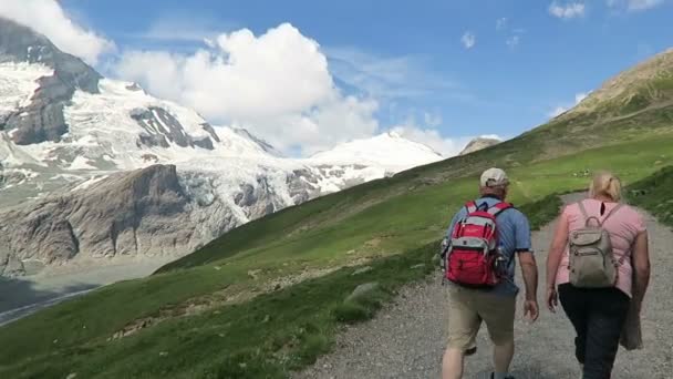 นักปีนเขาเดินไปตามเส้นทาง Gramsgruben ที่พื้นที่ภูเขา Grossglockner . — วีดีโอสต็อก