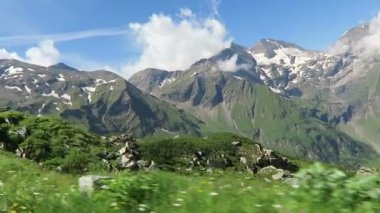 Grossglockner yüksek Alp yolu Avusturya boyunca sürüş araba.