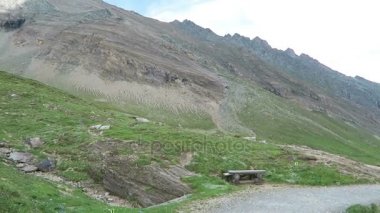 Grossglockner dağ bölgesinde Gramsgrubenweg yol boyunca yürüyüş uzun yürüyüşe çıkan kimse.