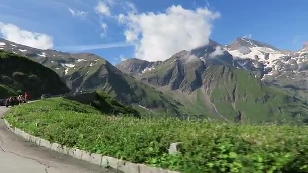 Αυτοκίνητα οδήγηση κατά μήκος του Γκροσγκλοκνερ υψηλής Αλπικού δρόμου στην Αυστρία. — Αρχείο Βίντεο