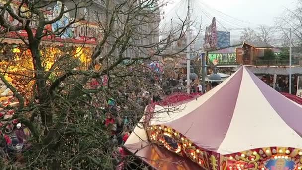 Merry-go-round op kerstmarkt op de Berlijnse stadsdeel Spandau — Stockvideo