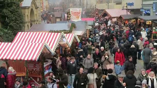 Mensen lopen over de kerstmarkt op de Berlijnse stadsdeel Spandau. — Stockvideo