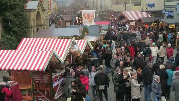Mensen lopen over de kerstmarkt op de Berlijnse stadsdeel Spandau. — Stockvideo