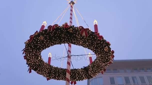 Eerlijke Kerstdecoratie en kraampjes op de Berlijnse stadsdeel Spandau. — Stockvideo