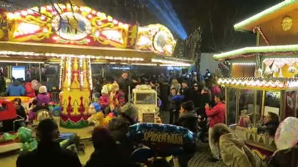 Merry-go-round alla fiera di Natale sul quartiere Spandau di Berlino — Video Stock