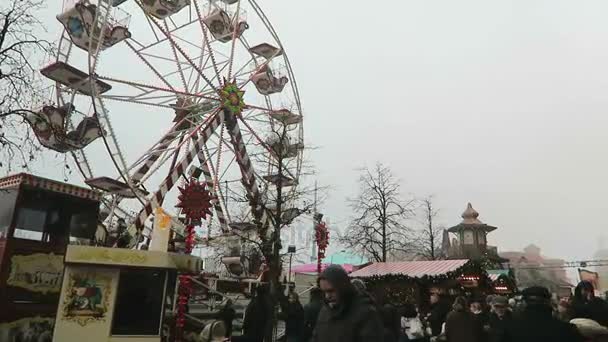 Karusell på Julmarknad på stadsdelen Spandau i Berlin — Stockvideo