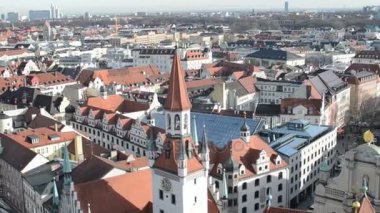 Alte Rathaus (eski Belediye Binası) ve kilise Viktualienmarkt yanındaki Heiliggeist Münih.