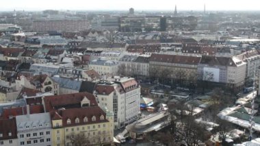 Havadan görünümü. Münih Viktualienmarkt küçük Mağazalar ve tezgahları