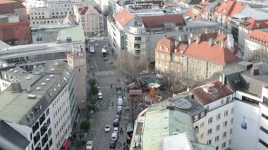 Münih, Rindermarkt yol ile. Araba yolda ilerliyorsunuz. St. Peter Kilise üstünden havadan görünümü.
