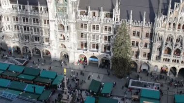Aralık ayı itibariyle Marienplatz Münih üzerinden görünüm. Noel adil ve büyük Noel ağacı