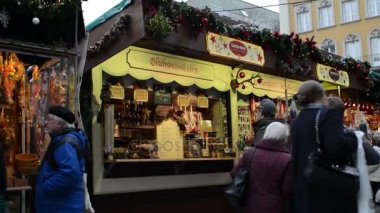 Xmas ağacı ve Aralık ay Münih Marienplatz adil Noel'de. Küçük Mağazalar ve tezgahları her yerde. İnsanlar piyasa üzerinde.