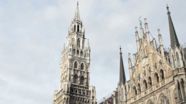 Xmas ağacı ve Aralık ay Münih Marienplatz adil Noel'de. Küçük Mağazalar ve tezgahları her yerde. İnsanlar piyasa üzerinde.