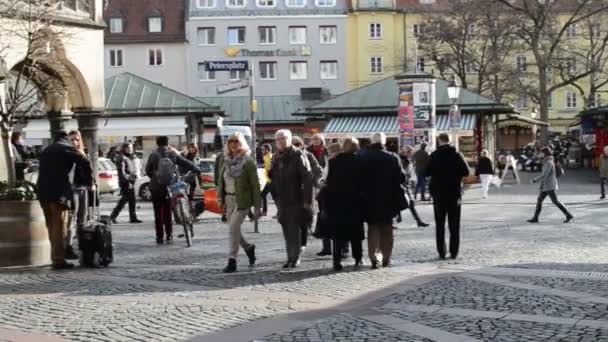 People walking over the Viktualienmarkt in Munich. — Stock Video