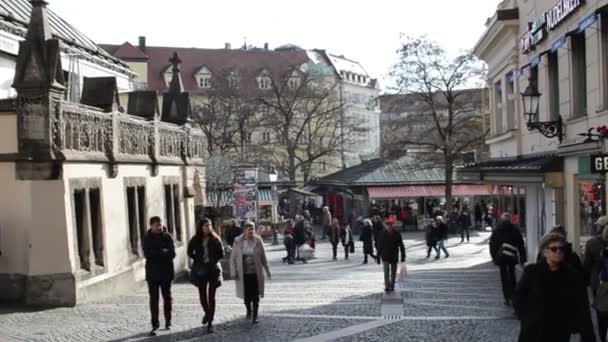 Människor som gick över Viktualienmarkt i München. — Stockvideo