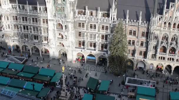 Vista sobre Munique Marienplatz em dezembro. Feira de Natal e árvore de Natal grande — Vídeo de Stock