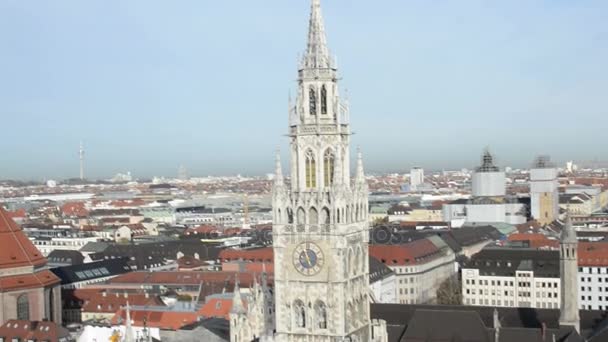 Blick über den Münchner Marienplatz im Dezember. Weihnachtsmarkt und großer Weihnachtsbaum — Stockvideo