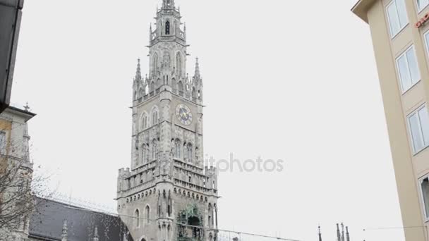 München, Bavaria / Tyskland December 04 2015: Julmarknad på München Kaufinger strasse gatan. shoppinggatan. Människor som vandrar längs de små stånden med juldekoration. — Stockvideo