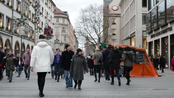 Fiera di Natale a Monaco di Baviera Kaufinger Strasse Street. shopping mile.People passeggiando lungo le piccole bancarelle con decorazioni natalizie . — Video Stock