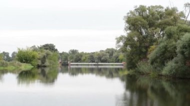 iğne weir geçirerek. Havel Nehri boyunca tekne ile sürüş. tipik peyzaj çayır ve willow ile çalışır. Havelland bölge. (Almanya)