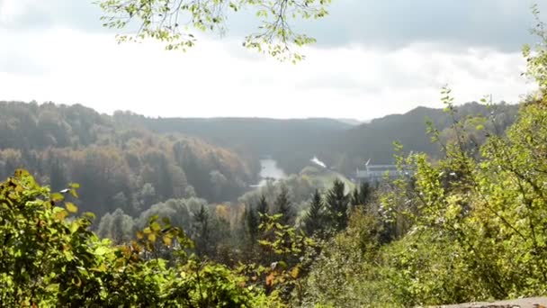 Осінній пейзаж ІСАР річка поруч із Pullach в Баварії. Поблизу Мюнхена. (Німеччина) — стокове відео
