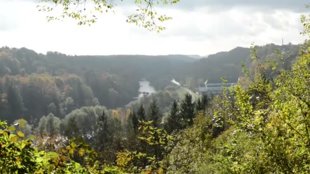 Herfst landschap van de Isar rivier naast Pullach in Beieren. In de omgeving van München. (Duitsland) — Stockvideo