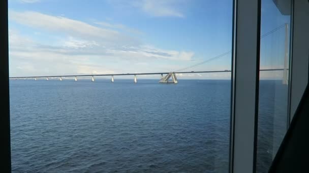 Nézd Oresund híd, komp ablakból. között körvonalazhatóvá és Svédország — Stock videók