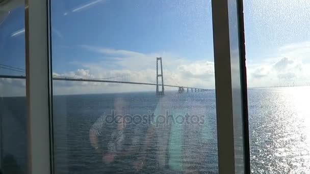 Vista sul ponte di Oresund da una finestra di traghetto. tra il marchio e la Svezia — Video Stock