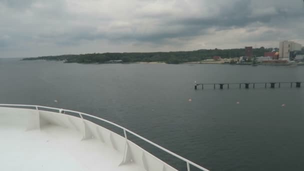 Schleswig-Holstein Kiel / Németország július 07 2016: kompkikötőből harbor Kiel (Schleswig-Holstein, Németország) felé Oslo. — Stock videók