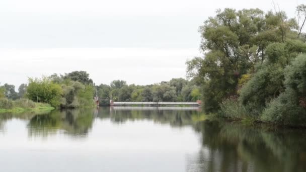 Passing by the needle weir. driving with boat along Havel river. typical landscape with meadows and willow tries. Havelland region. (Germany) — Stock Video