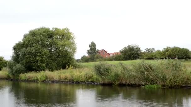 Körning med båt längs floden Havel. typiska landskap med ängar och willow försöker. Havelland regionen. (Tyskland) — Stockvideo