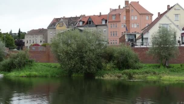 HAVELBERG, SAXONY-ANHALT / ALEMANIA 16 de septiembre de 2015: Paisaje urbano histórico de Havelberg con casas de ladrillo y puerto tradicionales. el barco girando en círculo. puente con tráfico . — Vídeos de Stock