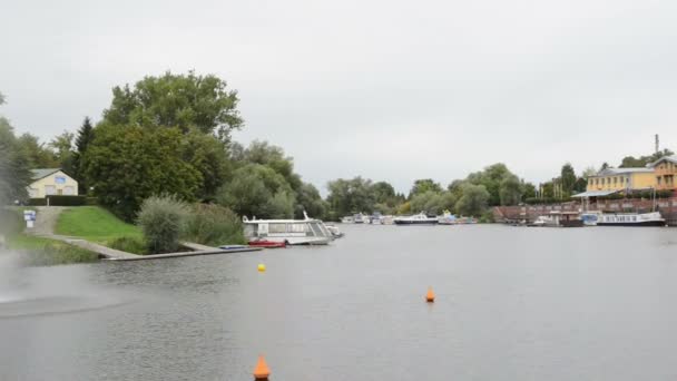 Fuente y paisaje urbano histórico de Havelberg con parque . — Vídeos de Stock