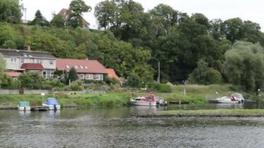 Havelberg, Saksonya-Anhalt / Almanya 16 Eylül 2015: Havelberg tarihsel cityscape geleneksel tuğla evler ve liman ile. Teknenin çemberde dönüyor. trafik ile köprü.