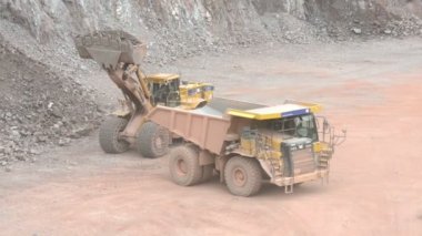 Bebertal, Saksonya-Anahlt / Almanya 04 Haziran 2016: toprak taşıyıcı bir ocağında bir damperli kamyon yükleme için hazır, benim yüzey. tipik madencilik sektörü. 