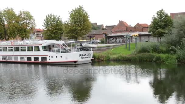 Port et paysage urbain de Havelberg avec des maisons traditionnelles en briques et le port avec navire à passagers. dans le trafic de fond sur la route passant par . — Video