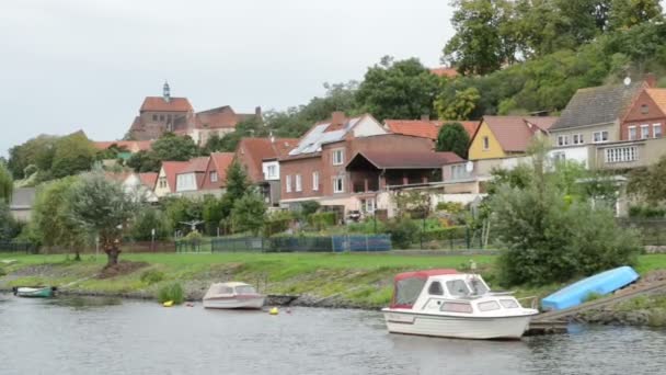 Havelberg, Saksen-Anhalt / Duitsland 16 September 2015: historische stadsgezicht van Havelberg met traditionele bakstenen huizen en haven. de boot draaien in de cirkel. brug met verkeer. — Stockvideo