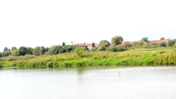村 garz 解決。ハーフェル川沿いのボートで運転。牧草地と柳の典型的な風景を試みます。Havelland 地域。(ドイツ) — ストック動画