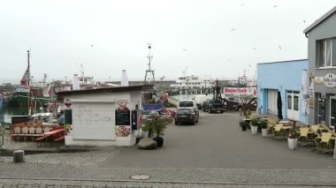Sassnitz, Mecklenburg-Vorpommern / Almanya 19 Ekim 2016: balıkçı tekneleri ve mesire ve eski tersane binaları ile Sassnitz liman üzerinden görünüm.