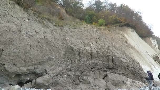 Sassnitz, Mecklenburg-Vorpommern / Tyskland oktober 19 2016: människor som vandrar längs krita rock klippan Rugen ö i höstens tid. Bokskogen på klippa. — Stockvideo