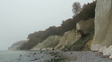 Rügen Adası tebeşir rock cliff peyzaj sonbahar. renkli kayın ağacı orman. (Mecklenburg-Vorpommern, Germany). Baltık Denizi