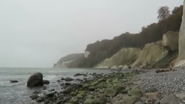 Rügen Adası tebeşir rock cliff peyzaj sonbahar. renkli kayın ağacı orman. (Mecklenburg-Vorpommern, Germany). Baltık Denizi