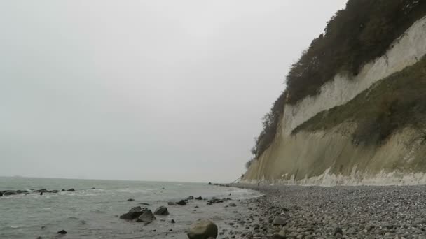 吕根岛岛粉笔岩悬崖景观在秋天的时间。多彩的山毛榉树森林。（梅克伦堡-前，德国）。波罗地海 — 图库视频影像