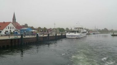 Schaprode, Mecklenburg-Vorpommern / Almanya 19 Ekim 2016: Schaprode harbor feribot ile bırakarak. Tekneler ve mesire geçirerek.