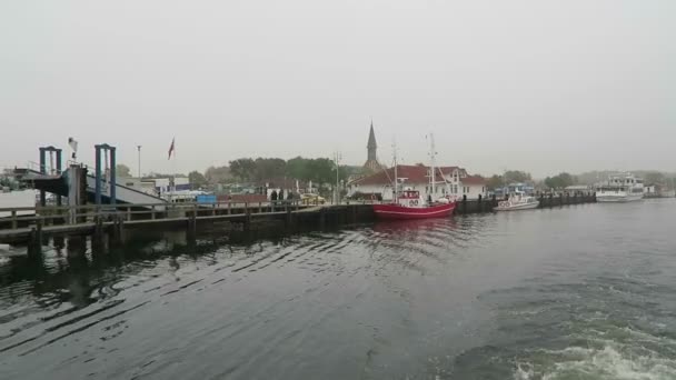 Schaprode, Mecklemburgo-Vorpommern / ALEMANIA 19 de octubre de 2016: saliendo del puerto de Schaprode con un ferry. Pasando por barcos y paseo marítimo . — Vídeos de Stock