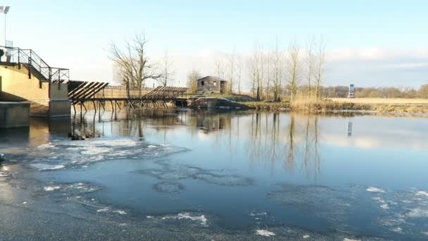 Historische naald weir op Havel rivier (Brandenburg, Duitsland) in de winter. — Stockvideo