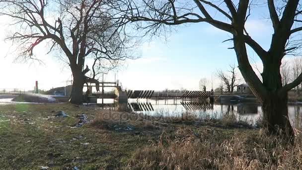 Historical needle weir on Havel river (Brandenburg, Germany) in winter time. — Stock Video