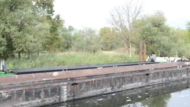 Vieja barcaza en la orilla del río Havel. Tiempo de otoño. (Brandenburgo, Alemania) ) — Vídeos de Stock