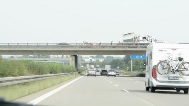 A2 otoyolunun Almanya Saxony-Anhalt şehir Magdeburg yakın trafik. yol inşaat işleri.